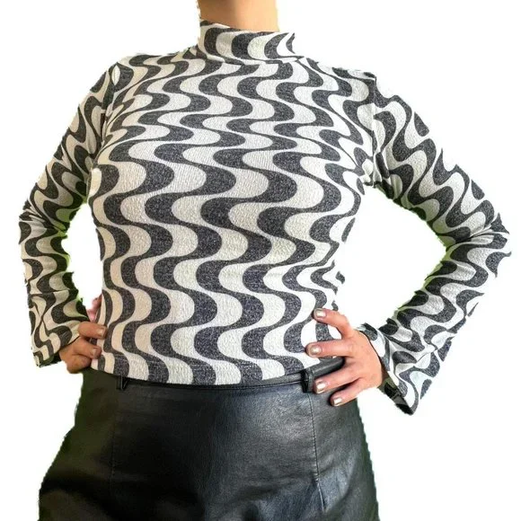 Stradivarius groovy wavvy print cream and grey crop top, size M - Picture 3 of 4